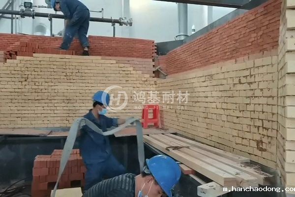 苏州慧金熔铝炉墙体搭建