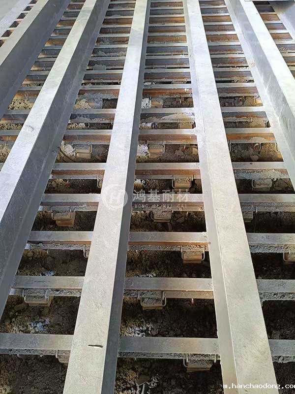 铝熔炼炉原耐火层拆除