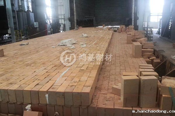 台车式锻造加热炉台车表面耐火砖铺设